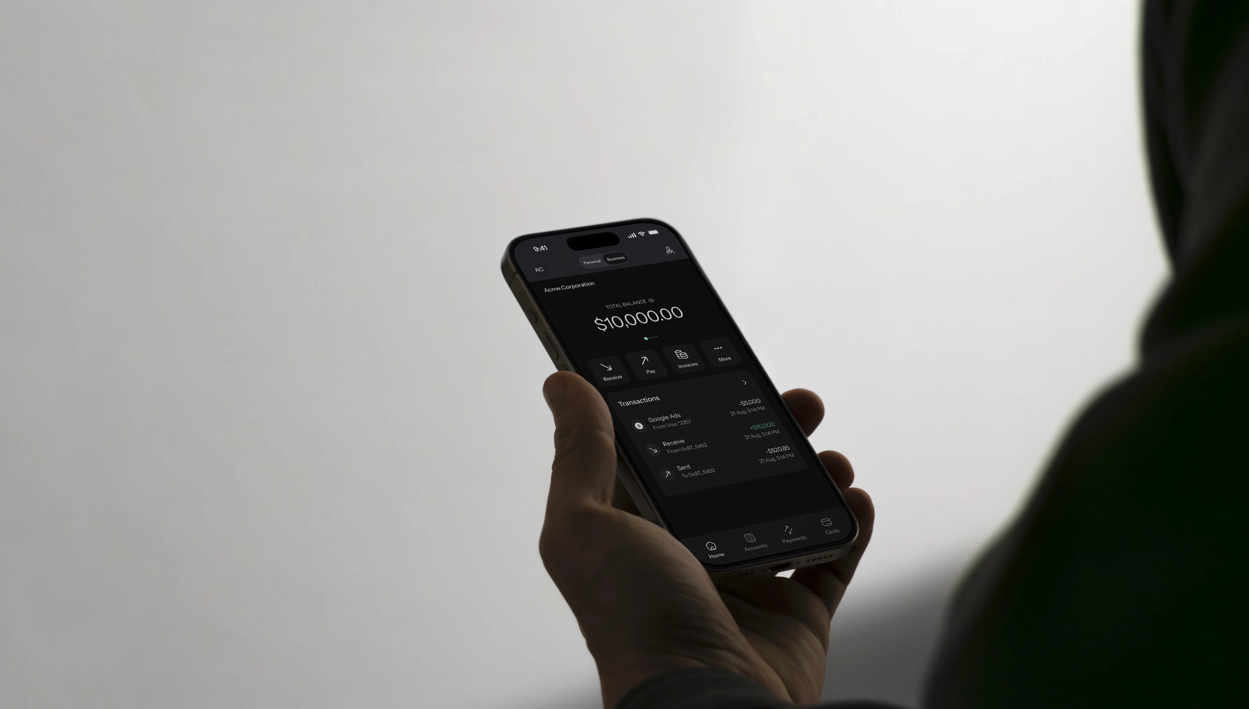 O app da KAST mostrando a estrutura da empresa e os dados de um integrante, com uma conta KAST correspondente encontrada.