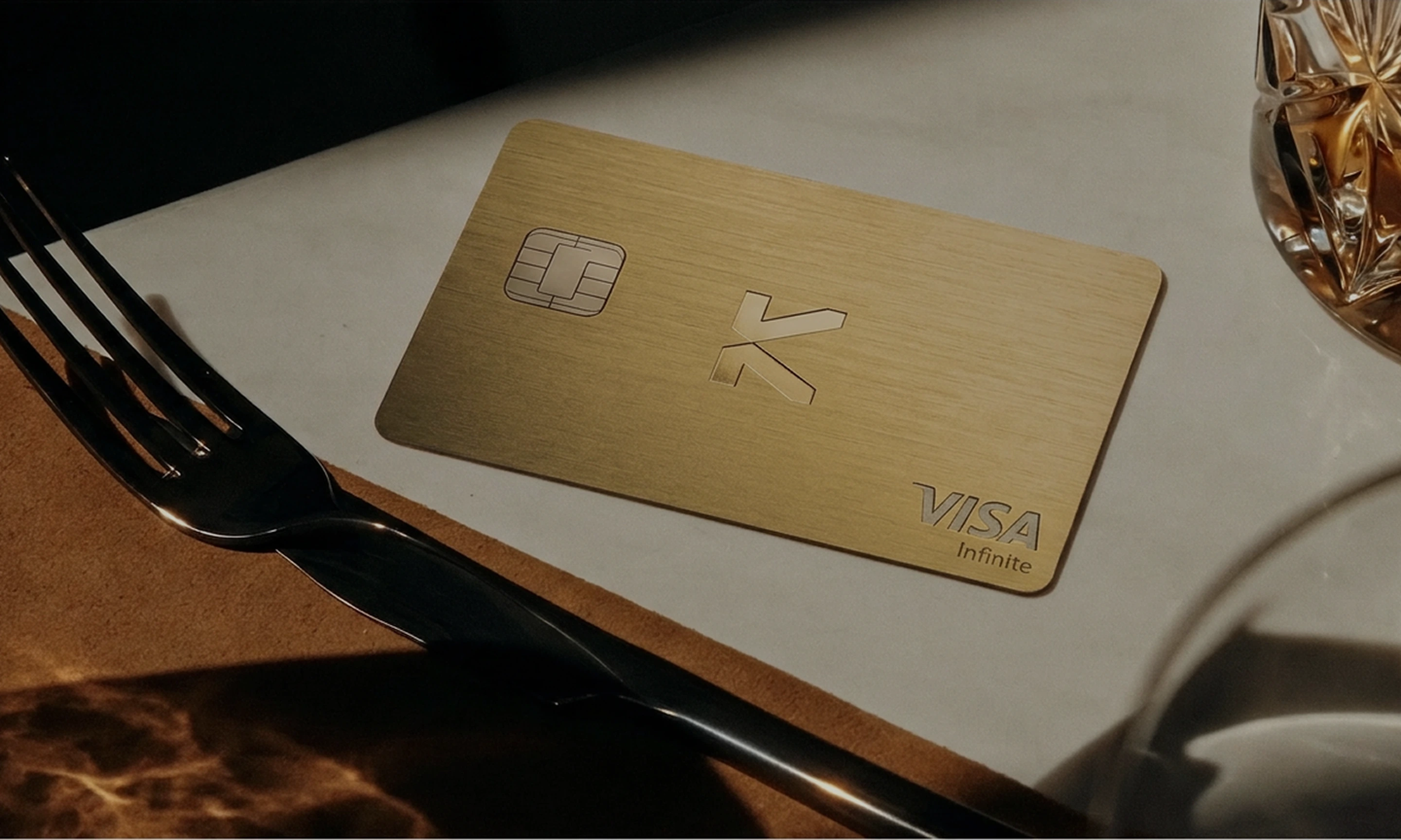 بطاقة KAST Visa Infinite على سطح حجري